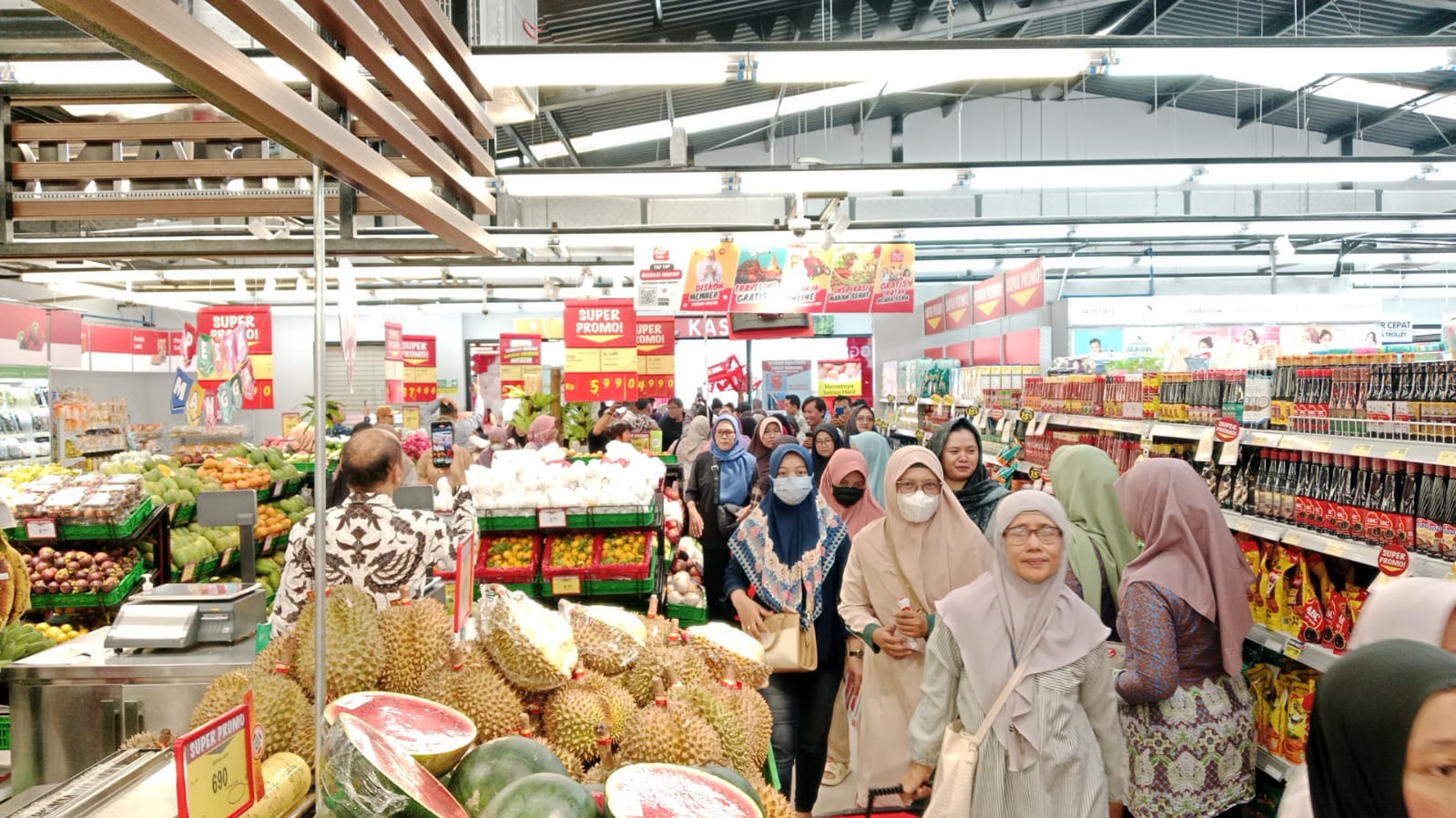Toko Pur: Tempat Bertemu Warga Bulureja yang Setia